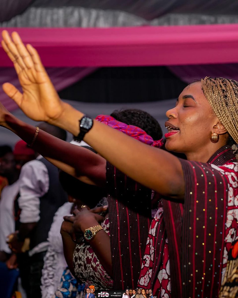 HOTRASABA's tweet photo. #Worship
May the fragrance of our worship be accepted & rise unto You Lord!
🎶Lion Of Judah🎶 by Lebo Sekgobela
🎶The Glory Song🎶 by @DunsinOyekan
🎶We hail you🎶 by Aiibe Burubo
🎶El Elyon🎶 by Kyem
Led 🎤 by DeMasterpiece
#ACallToRise
#W2WConference
#HOTRService
#HOTRAsaba https://t.co/NR05Y9XjTg