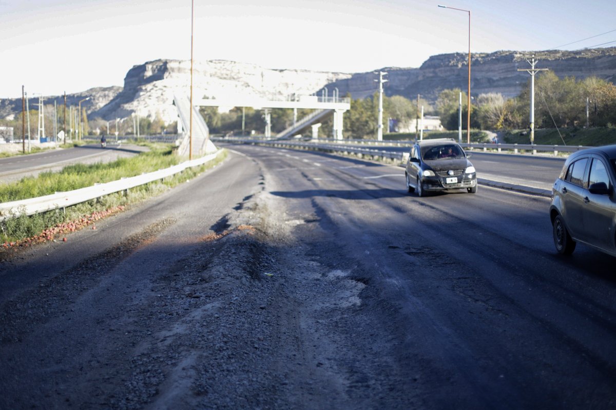 RÍO NEGRO CONTRA EL ABANDONO

Lo que pasa con las Rutas Nacionales en nuestra provincia no es una demora. Es un destrato sistemático. Es el reflejo de un país donde Buenos Aires decide y las provincias pagan las consecuencias.

La Ruta 22, la 23, la 40 y la 151… heridas, rotas,
