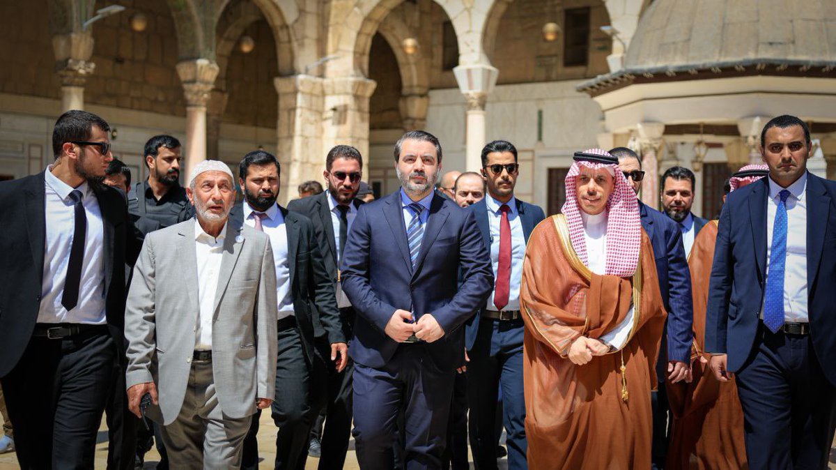 arabnews's tweet image. #PHOTOS: #SaudiArabia&apos;s FM Prince @FaisalbinFarhan visits the Umayyad Mosque in #Damascus for a tour with his Syrian counterpart #Syria arab.news/cb7fm