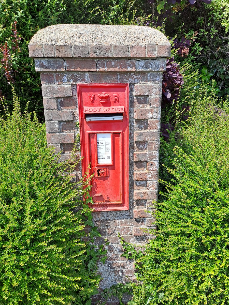 Visited my sister in West Sussex and we went to Petworth House, 'The House of Art'. #westsussex #petworth #petworthhouse #postbox #postboxtopper #rural #coastalliving #artcollector