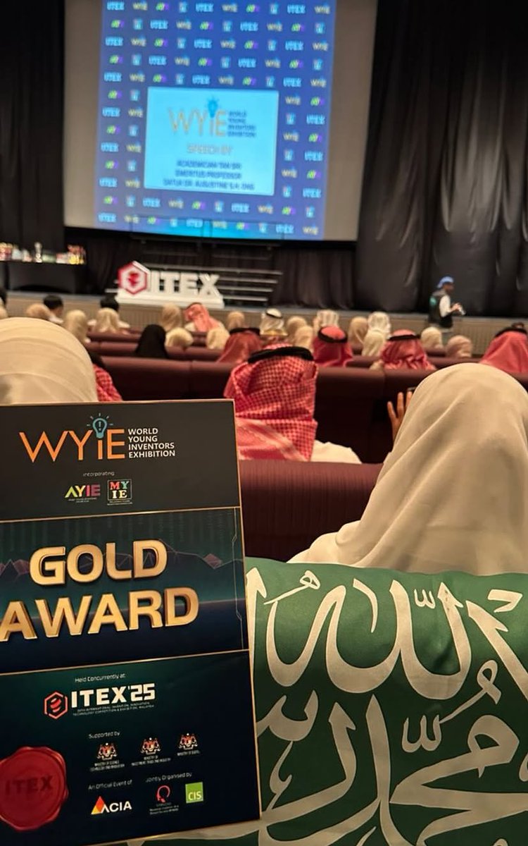 shitifuevencare's tweet image. little sister always winner #ITEX25 I’m so proud of you