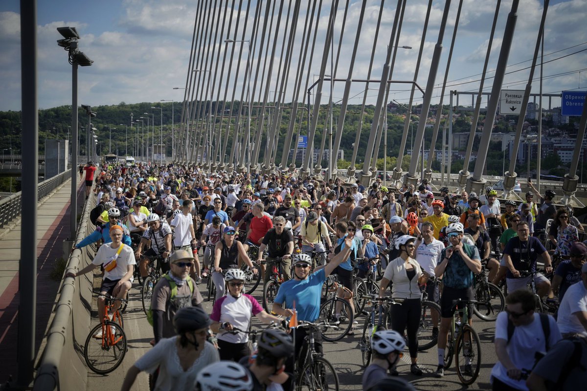 🚴‍♀️  Što nas je više, to smo bezbedniji! 🚴 

Još jedna masovna vožnja kroz centar Beograda povodom Svetskog dana bicikla je za nama! Zajedno smo pokazali koliko je važno da gradski saobraćaj bude sigurniji, zeleniji i pristupačniji za sve.

<a href="/uzbbgd/">Ulice za bicikliste 🚴‍♀️🚴‍♂️</a> <a href="/UNSerbia/">UN Serbia 🇺🇳 🇷🇸</a> 

#WorldBicycleDay🚲