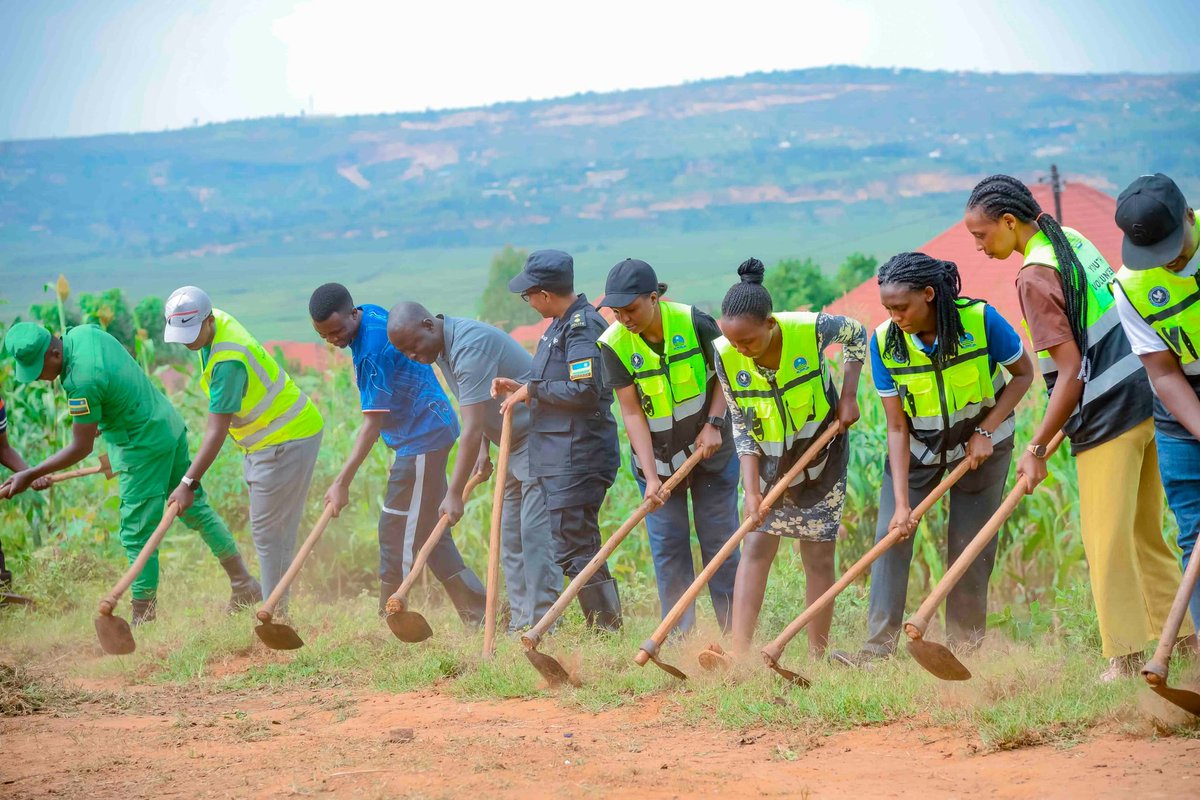 <a href="/Mageragere_Sect/">Mageragere Sector official Page</a> <a href="/Nyarugenge/">Nyarugenge District</a> <a href="/RwandaYouthVol1/">Rwanda Youth Volunteers</a> <a href="/Rwandapolice/">Rwanda National Police</a> <a href="/KubanaRichard/">Kubana Richard</a> <a href="/EricBayisenge/">Eric Bayisenge T.</a> <a href="/CityofKigali/">City of Kigali</a> 3/ Mu biganiro byatanzwe umuhuzabikorwa w'urubyiruko rw'abakorerabushake <a href="/CityofKigali/">City of Kigali</a> <a href="/ualexia4/">ualexia</a> yongeye kwibutsa urubyiruko impamvu y'ubukorerabushake abasaba kuba intangarugero mu bikorwa biteza imbere igihugu binyuze mu bukorerabushake kuko aribwo butwari.  <a href="/RwandaLocalGov/">Ministry of Local Government | Rwanda</a>