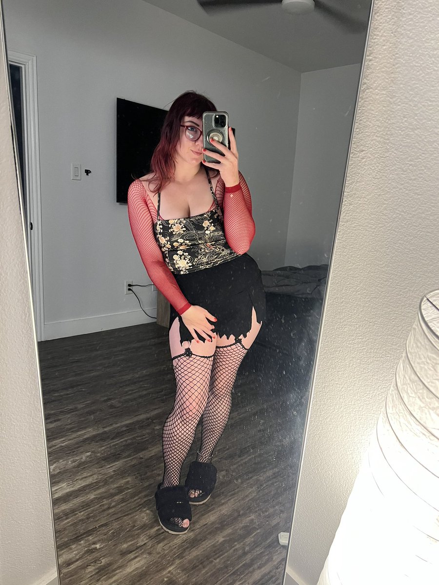 d33zyfans's tweet photo. getting dressed up and having hotpot with my pookie at home + some immaculate head? perfect date night🔥🥰💋 https://t.co/uU8LPWREO1