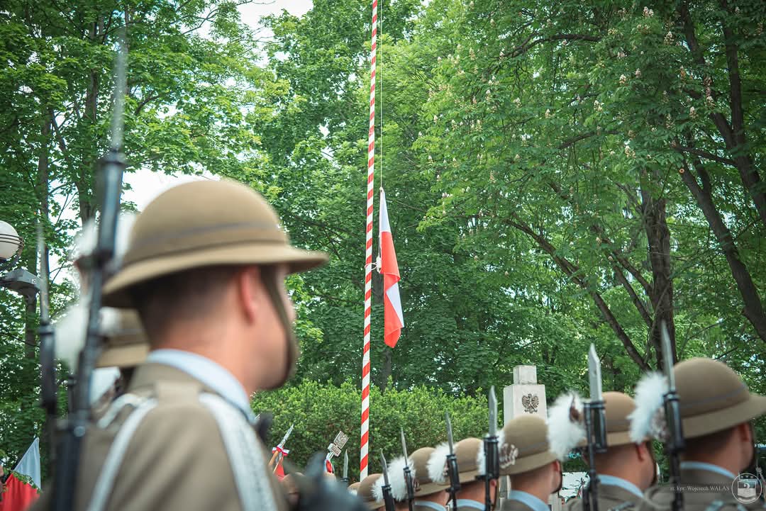 D2KP_DKL's tweet photo. 🎖️ #GarnizonKraków
W Dąbrowie Tarnowskiej uczciliśmy 140. rocznicę urodzin gen. Mariana Kukiela – wybitnego żołnierza, historyka i patrioty 🇵🇱
W uroczystościach udział wzięli https://t.co/dD8JMyY3sK. Wicepremier @KosiniakKamysz, gen. broni dr @joks_adam, Wojewoda Małopolski oraz przedstawiciele władz lokalnych.

Obchody rozpoczęły się złożeniem kwiatów pod pomnikiem załogi Halifaksa, następnie odbyła się msza święta i ceremonia w Parku 100-lecia Niepodległości.
Asysta honorowa: 5 Pułk Dowodzenia, Orkiestra Wojskowa z Krakowa i poczty sztandarowe.

Podczas uroczystości odczytano Apel Pamięci, żołnierze #5pdow wykonali salwę honorową. Żołnierze z JW prezentowali nowoczesny sprzęt wojskowy, a rekruterzy @WCR_Tarnow prowadzili rekrutację, odbyły się także warsztaty i seminarium.

Dziękujemy za wspólne uczczenie pamięci wielkiego Polaka!

📷 st. kpr. Wojciech Walas
#140Rocznica #WojskoPolskie #MarianKukiel

@MON_GOV_PL @DowOperSZ  @SztabGenWP @Polska_Zbrojna @DGeneralneRSZ @IWsp_SZ  @Malopolski_UW