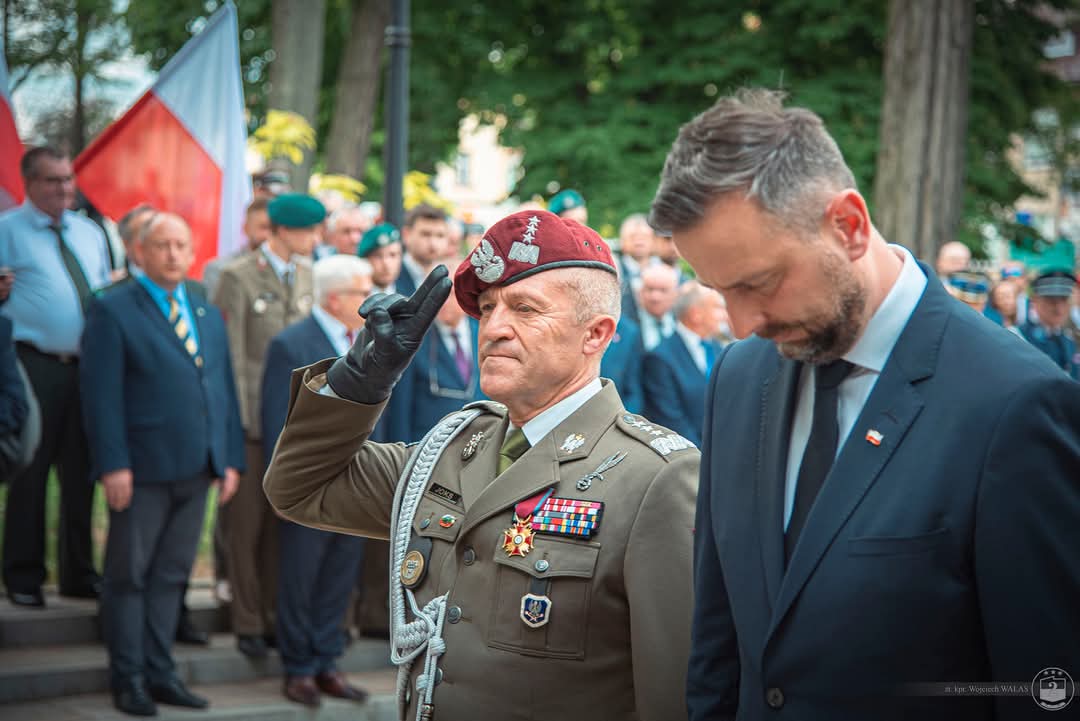 D2KP_DKL's tweet photo. 🎖️ #GarnizonKraków
W Dąbrowie Tarnowskiej uczciliśmy 140. rocznicę urodzin gen. Mariana Kukiela – wybitnego żołnierza, historyka i patrioty 🇵🇱
W uroczystościach udział wzięli https://t.co/dD8JMyY3sK. Wicepremier @KosiniakKamysz, gen. broni dr @joks_adam, Wojewoda Małopolski oraz przedstawiciele władz lokalnych.

Obchody rozpoczęły się złożeniem kwiatów pod pomnikiem załogi Halifaksa, następnie odbyła się msza święta i ceremonia w Parku 100-lecia Niepodległości.
Asysta honorowa: 5 Pułk Dowodzenia, Orkiestra Wojskowa z Krakowa i poczty sztandarowe.

Podczas uroczystości odczytano Apel Pamięci, żołnierze #5pdow wykonali salwę honorową. Żołnierze z JW prezentowali nowoczesny sprzęt wojskowy, a rekruterzy @WCR_Tarnow prowadzili rekrutację, odbyły się także warsztaty i seminarium.

Dziękujemy za wspólne uczczenie pamięci wielkiego Polaka!

📷 st. kpr. Wojciech Walas
#140Rocznica #WojskoPolskie #MarianKukiel

@MON_GOV_PL @DowOperSZ  @SztabGenWP @Polska_Zbrojna @DGeneralneRSZ @IWsp_SZ  @Malopolski_UW