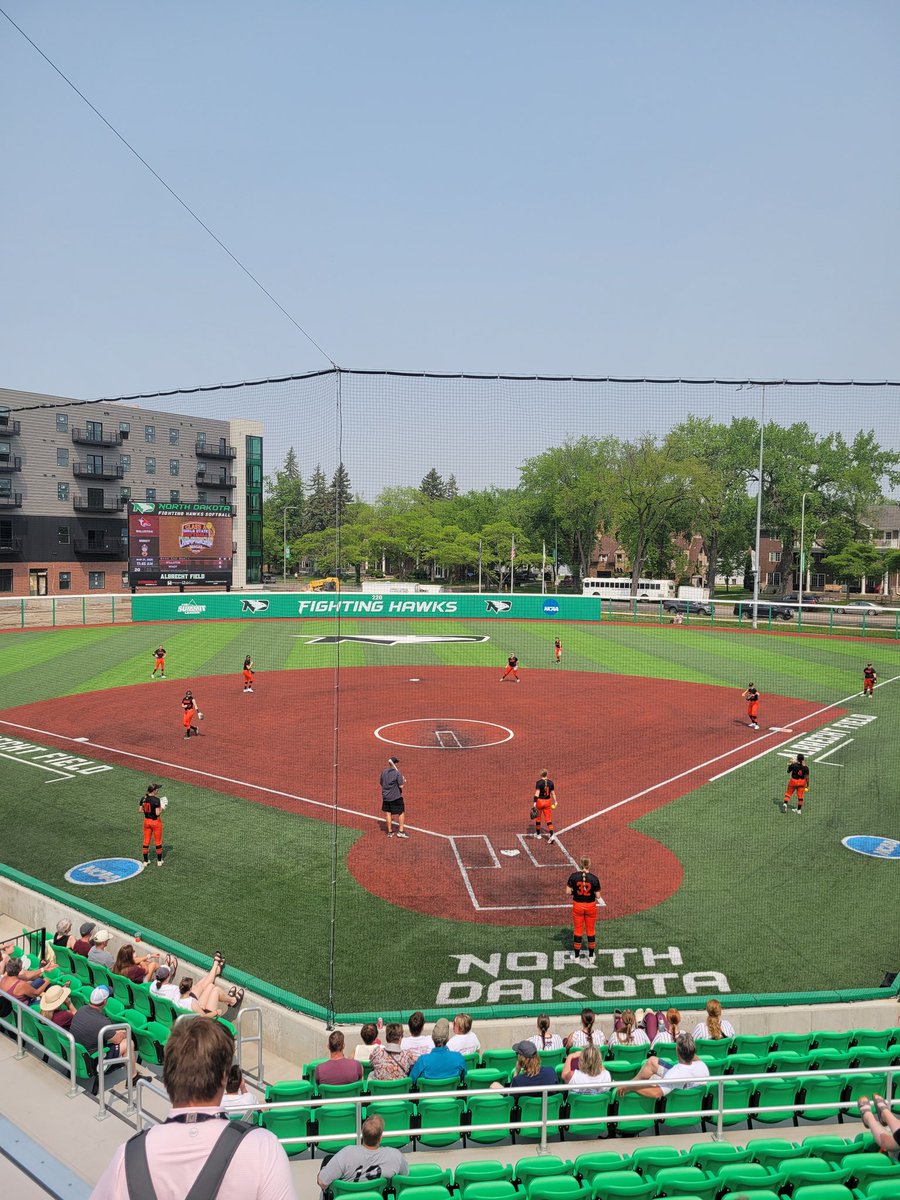 It all comes down to this... 🥎🏆

It's Minot vs. Williston in the Class A Softball Championship game. Teams are 2-2 against one another this season. Majettes won the most recent matchup 9-0 last week in the WDA final.

First pitch at the top of the hour, let's go!