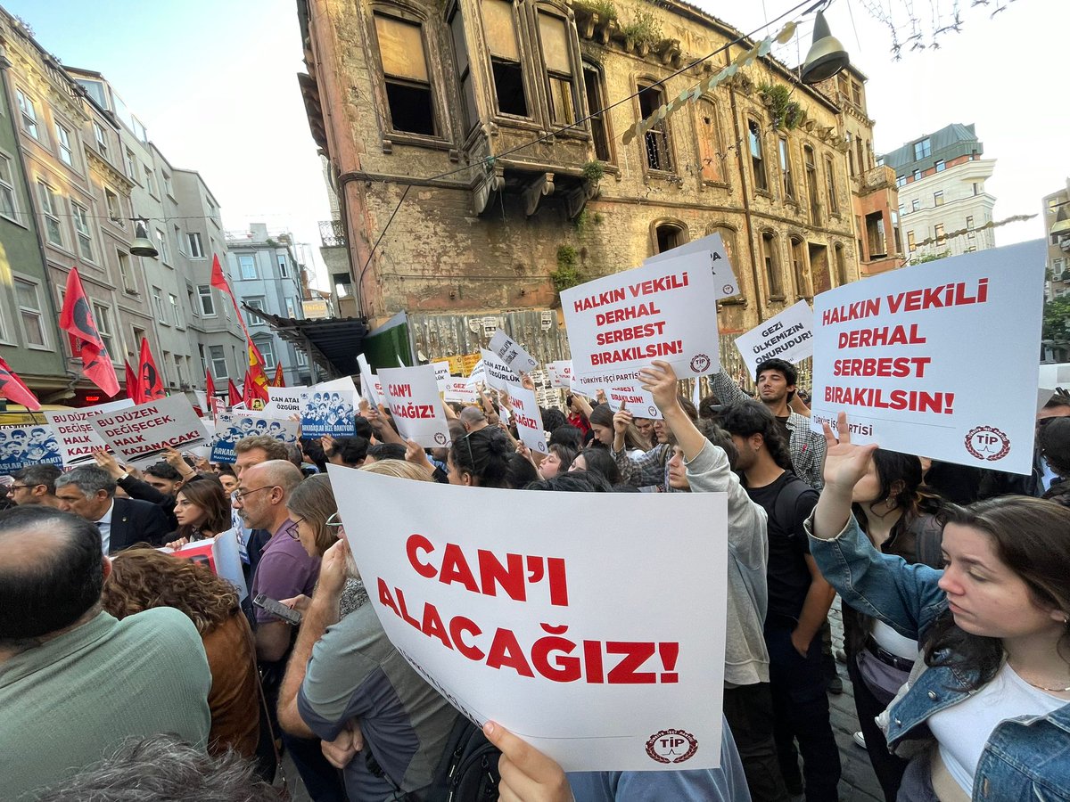 Gezi Avukatı, Hatay halkının seçilmiş Milletvekili Can Atalay’a özgürlük, Gezi tutsaklarına özgürlük!

#Gezi12Yaşında

📍Taksim