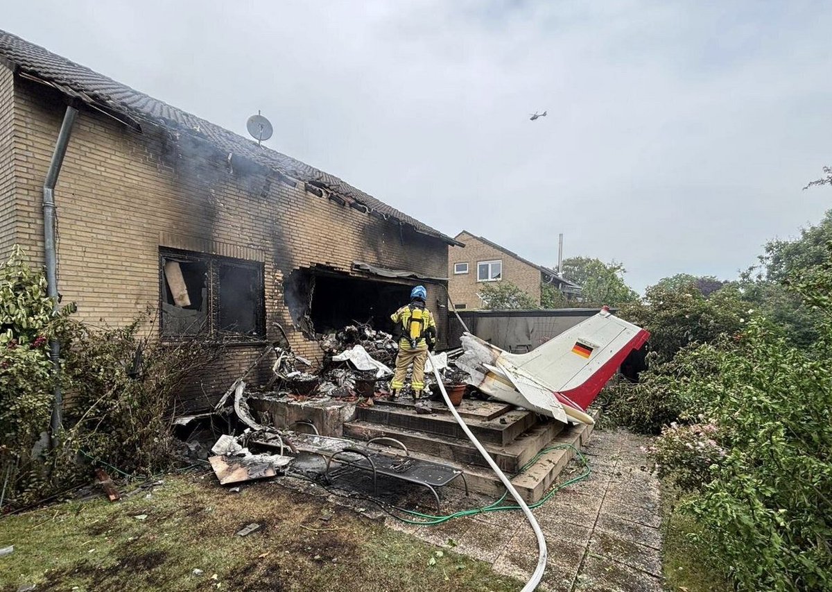 Emergenza24's tweet photo. [31.05-19:00] #Korschenbroich #Renania Settentrionale-Vestfalia #Düsseldorf #Germania #incidente precipita (alle 12:00 italiane) #aereo #Beechcraft B36TC #Bonanza (del 1987) su edificio 2 morti (pilota 71 anni e altra persona forse a terra)
La destinazione era #aeroporto di #Mönchengladbach ma segnalati problemi tecnici poco prima