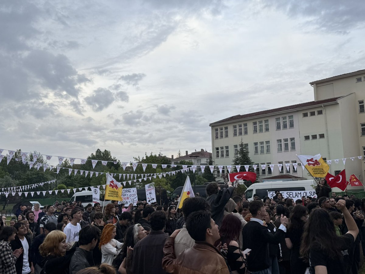 Haziran Direnişi’nin 12. Yıldönümünde, Yaşamın Dozunu Yükselt konserimiz bütün olumsuz hava koşullarına rağmen devam ediyor.