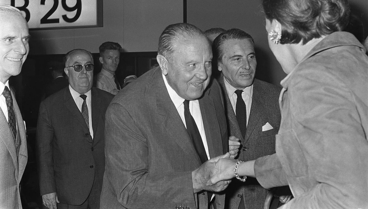 Sapiens.cat (@sapienscat) on Twitter photo #TalDiaComAvui del 1978 moria #SantiagoBernabeu, president del <a href="/realmadrid/">Real Madrid C.F.</a>. Durant els seus 35 anys de mandat, el Madrid es va erigir com el club-estat del franquisme.
Ho vam explicar al reportatge 'El règim contra el #Barça' del #Sàpiens255👇
sapiens.cat/revista/sapien… #TalDiaComAvui del 1978 moria #SantiagoBernabeu, president del <a href="/realmadrid/">Real Madrid C.F.</a>. Durant els seus 35 anys de mandat, el Madrid es va erigir com el club-estat del franquisme.
Ho vam explicar al reportatge 'El règim contra el #Barça' del #Sàpiens255👇
sapiens.cat/revista/sapien…