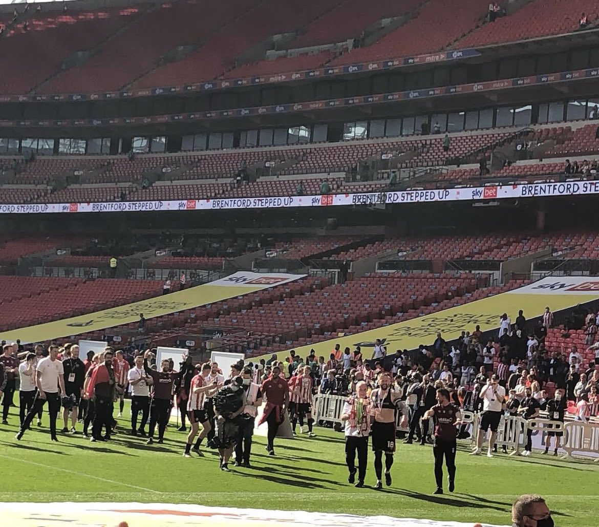 A couple of days late but better late than never..

Was one of the lucky fans with a ticket and watch us win with close mates, followed by Pontus and Peter G lifting the trophy  to top a brilliant day. 

Finished with a 3 hours drive home as was on holiday but well worth it 🏆🐝