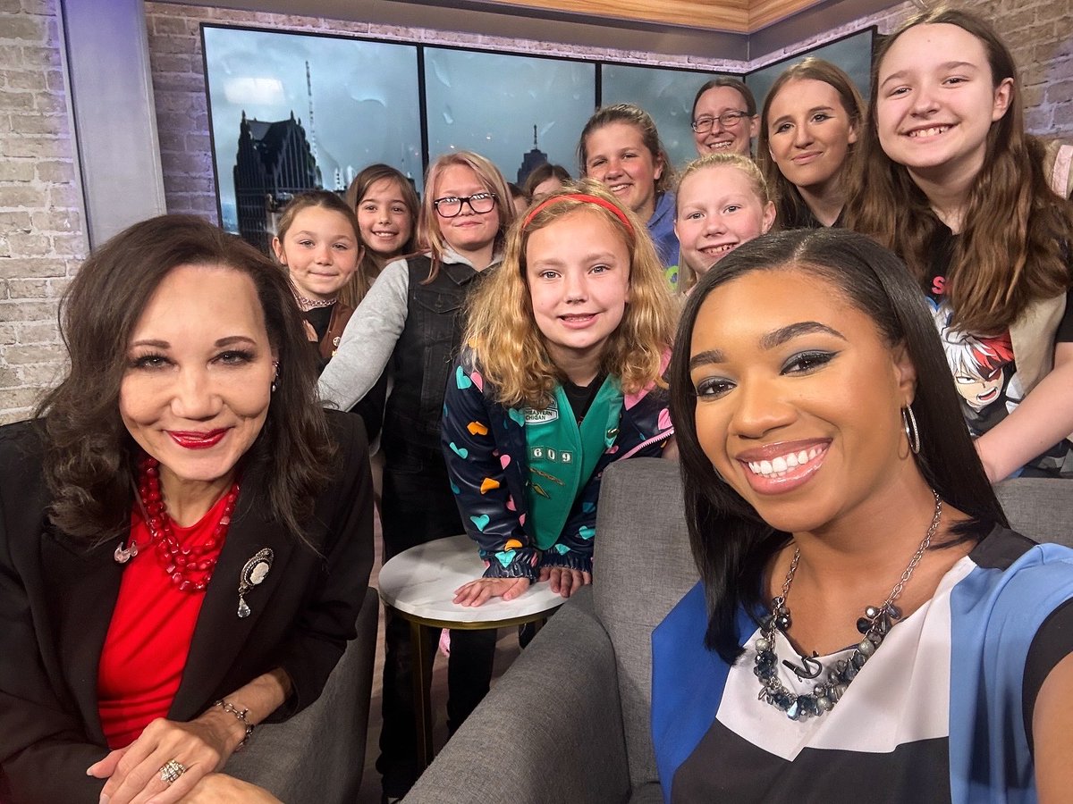 Got a visit from the most adorable Girl Scouts today! They helped us close out the show and asked some impressive questions about working in news 🎥 Happy to have helped them earn their technology badge. Go ladies! 💗👏🏽👏🏽 <a href="/FOX2News/">FOX 2 Detroit</a> #fox2news #detroit #Michigan