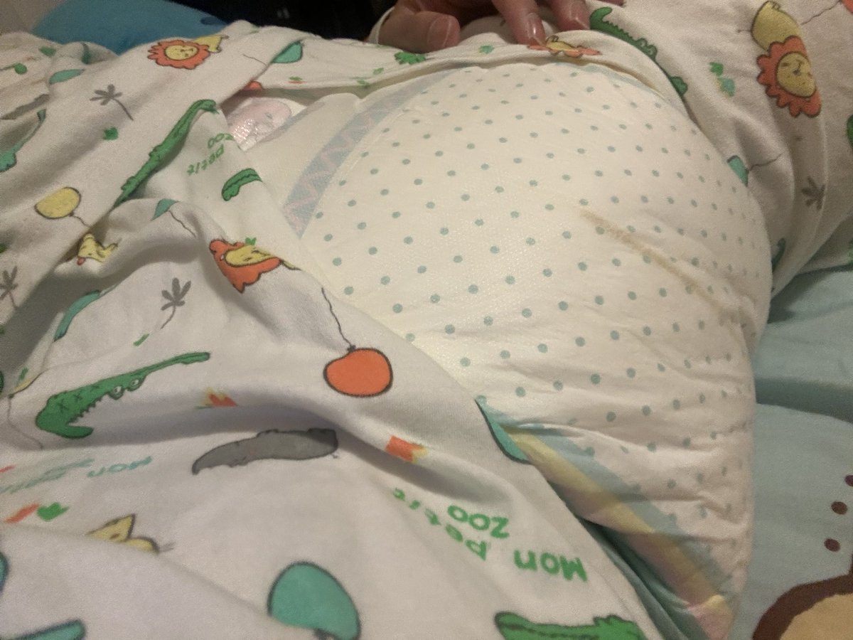 明天放假~為了防止尿床只能在裡面多墊一片了😆