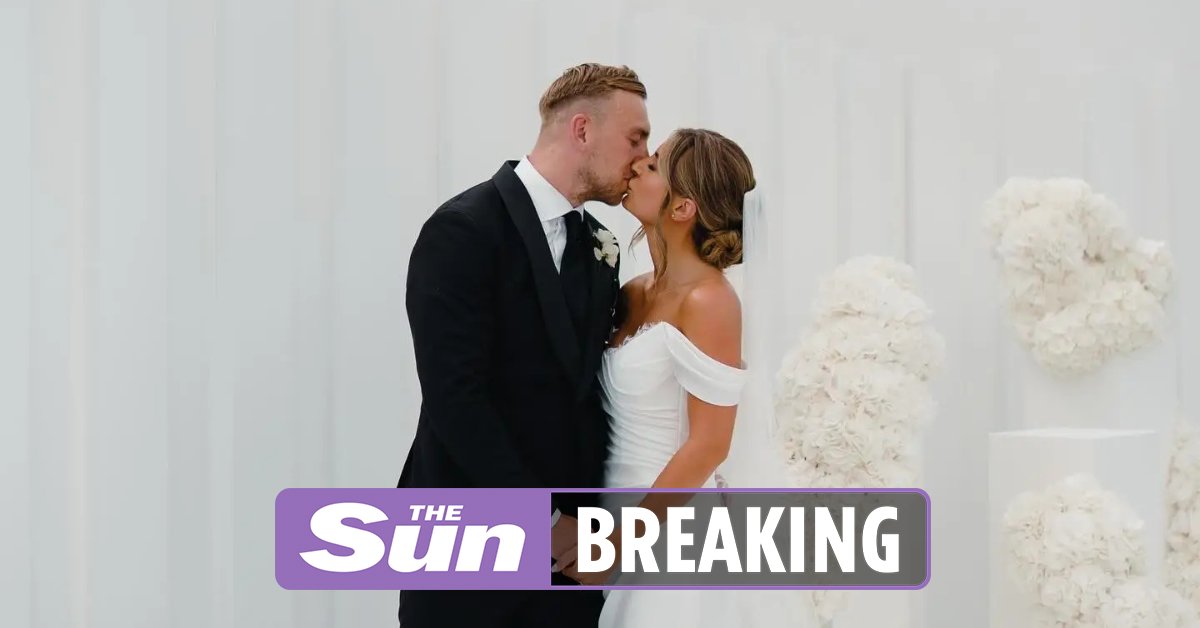 Dani Dyer stuns as she and footballer Jarrod Bowen get married in star-studded bash thesun.co.uk/tvandshowbiz/3…