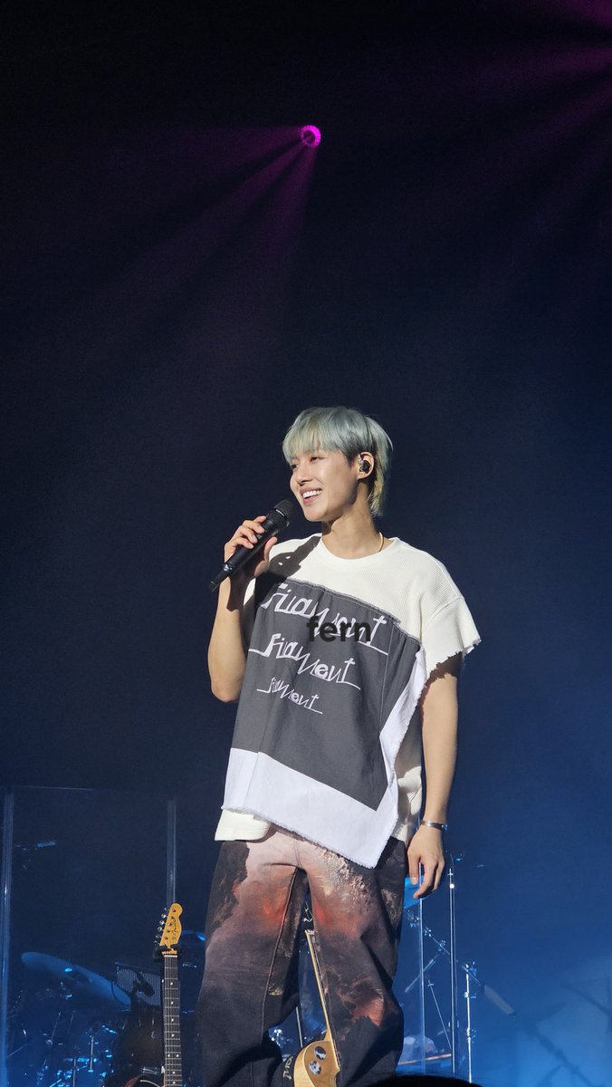 JWNARAKTEESUD's tweet photo. อยู่ใกล้จนเห็นรูขุมขนศลปแต่ไม่คิดว่าจะใกล้ขนาดนี้ หล่อมากกกกกก นี่พ่อหนู!!!! 
คอนสนุกมาก คนข้างๆยืนเต้นต้นจนจบแข็งแรงมาก นี่นั้งเอาปวดหลัง ศลปคือลุกขึ้นมาเต้นครับทุกคน!!!! งี้เลย มันส์มาก 10/10
ขอบคุณพี่ @Triplekwan501 ค้าบบบบ โซนAที่ไฝ่ฝัน
#KHJ_FilamentinBKK 
#KimHyunJoong https://t.co/jnkpiA9k93