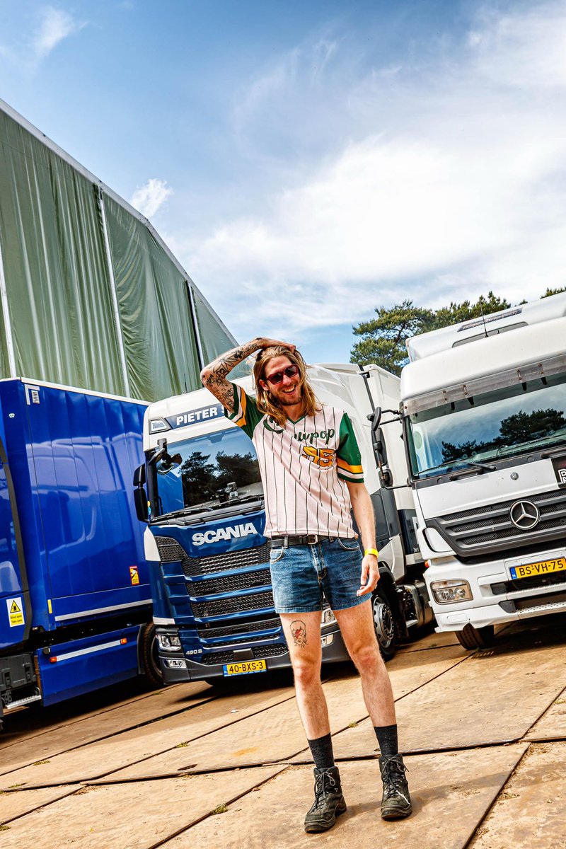 Mezelf uitgeleend voor de nieuwe merch van Dauwpop en top fotograaf Bart nam me onder handen.