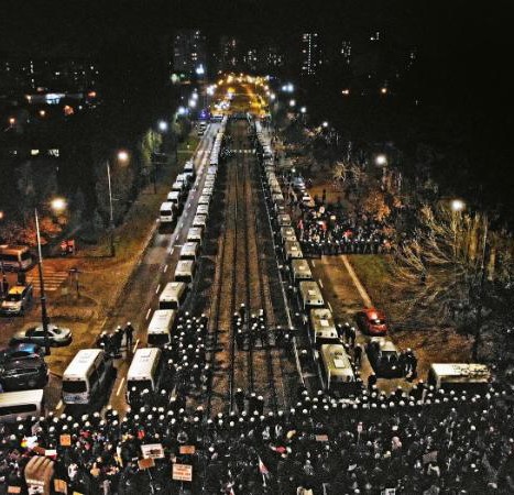 Teraz przypomniał mi się 18 listopada 2020 gdzie dyktatora skurwiela na Żoliborzu chroniło ponad 700 policjantów, a kobiety były bite pałkami teleskopowymi 😡