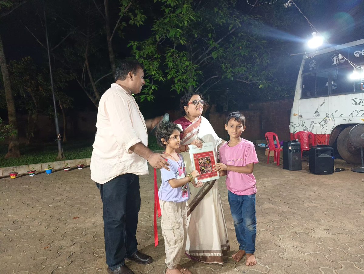 HTH_Odisha's tweet photo. The valedictory ceremony of #Bakul Foundation's Summer Camp held today at Kalabhoomi was graced by Smt. Guha Poonam Tapas Kumar, Commissioner-cum-Secretary, HT&H Deptt.

Her inspiring words uplifted young minds, and her generous commitment to enrich the Bakul Library with books reflects a visionary step towards nurturing curiosity, creativity, and a lifelong love for reading among children- a promising stride to instill a book reading habit in them.
#claytoyworkshop #KalaBhoomi #bakulfoundation #CraftingTraditions #SummerCamp2025
@CMO_Odisha @TexMinIndia @dchandlooms01
@handicraftsdc @txcindia @SecyChief @DC_Odisha @Sidac_Odisha @kalabhoomibbsr @IPR_Odisha @GuhaIas @pradeepbsbjp