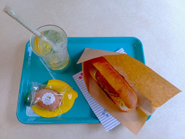 asobi_chiba's tweet photo. ブログ更新しました。
#自家製レモンソーダ
#爽やかな甘味
#とろけるチーズドッグ
#国産豚肉・桜チップスモークフランクフルト
#イタリアの焼き菓子レモンポレンタ
#とうもろこし粉とアーモンドプードル・国産レモン使用
#カフェアズプレゼント
#CafeAzPresent
#千葉県
#佐倉市 https://t.co/ZpSys3r7Or