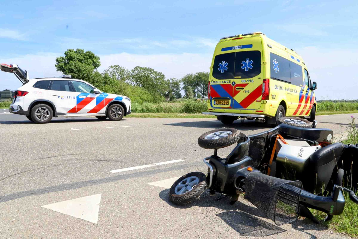 Scootmobiel aangereden bij oversteek, man met spoed naar ziekenhuis