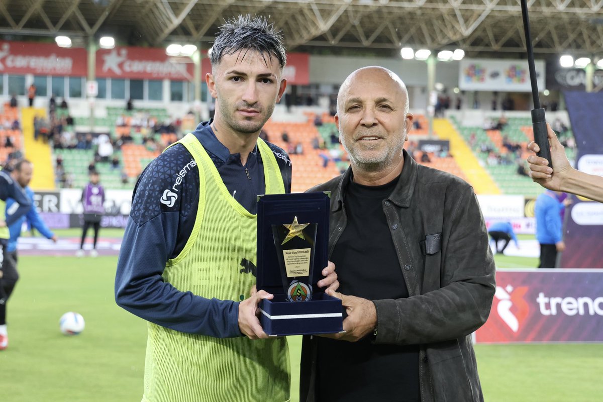 Başkanımız Hasan Çavusoğlu, turuncu yeşil formamızla 100. resmi maçına çıkan futbolcumuz Yusuf Özdemir'e forma ve plaket takdim etti.