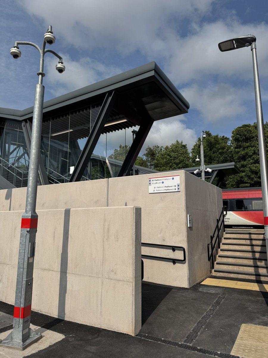 walshy79's tweet photo. @tfwrail £7m bridge and there is no “tap n’ go” either side, makes the new entrance null and void!  You have to go to the old bridge to tap in / out. https://t.co/QbHyYePZ60