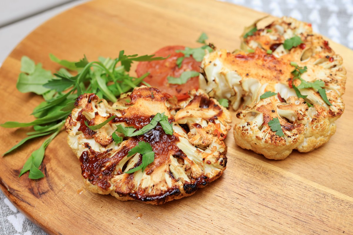 Money-saving Hack BBQ recipe No.4
BRILLIANT BBQ’d CAULIFLOWER STEAKS
Serves 2-4 / Cost around £5.50 (£6.50 with cheddar option) / £2.50 or £1.40 per head Get the full recipe at nationalbbqweek.co.uk/barbi-on-a-bud…