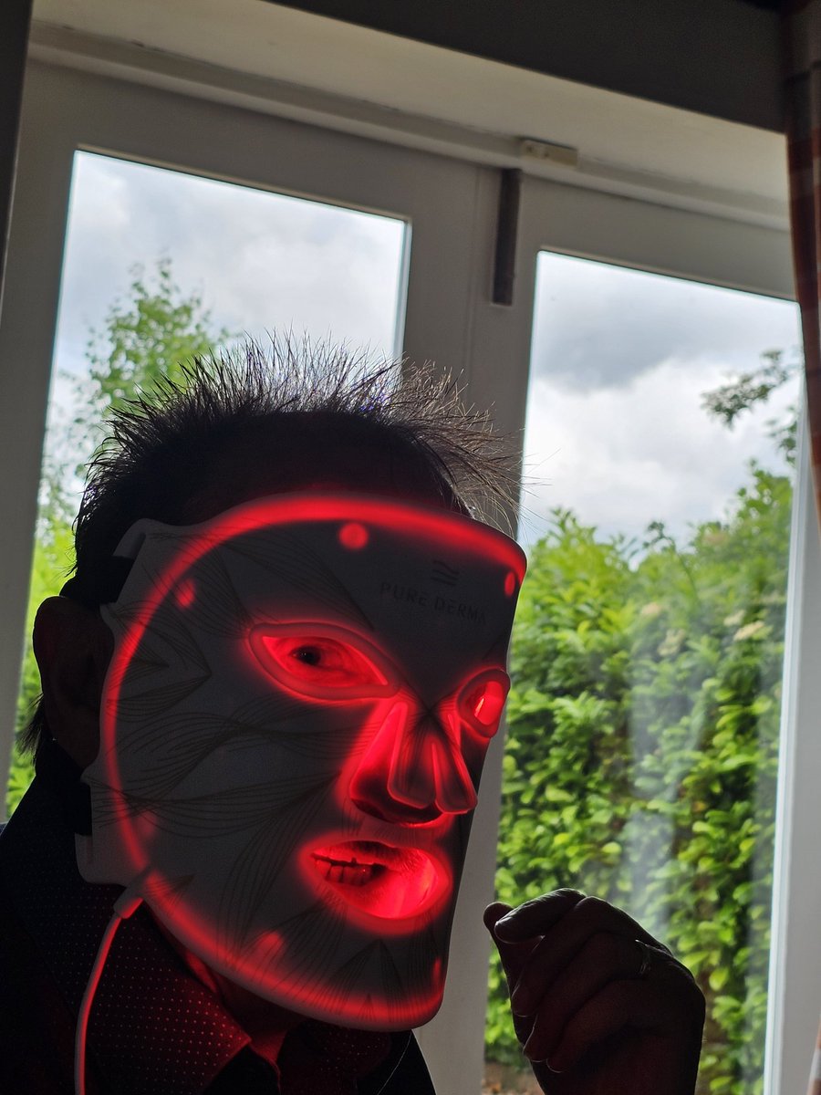 What ever happened to 'getting older gracefully'  ... I feel like I've got blinkers on in a horse race  😬 #lighttherapymask