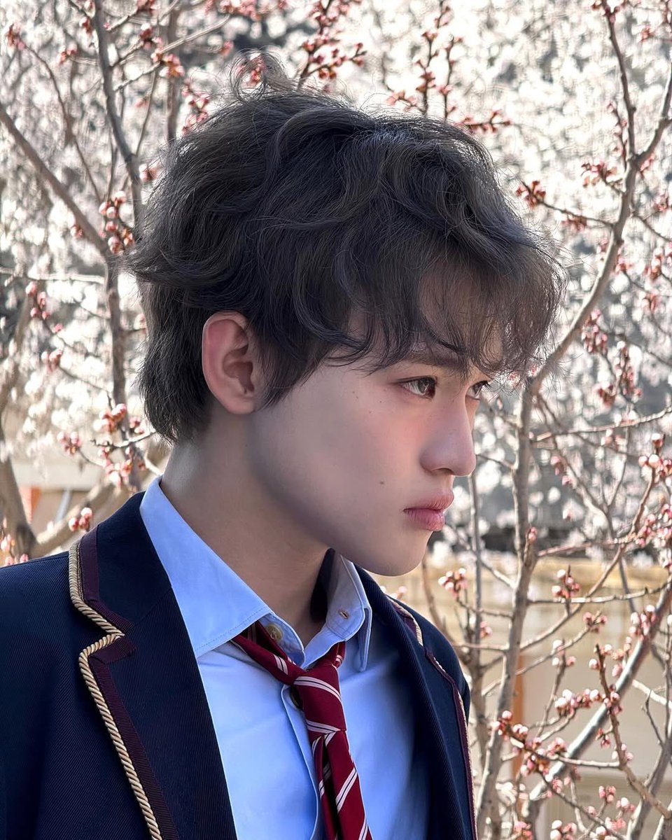 dearminguin's tweet image. au #chenji | creepin'

cl pensó que podía vivir fingiendo ser un alfa más; ser normal ante los ojos de todos. pero los cuerpos no mienten,
y js en rut no es algo que pueda evitar

¿podrían seguir siendo mejores amigos luego de conocer la verdad?