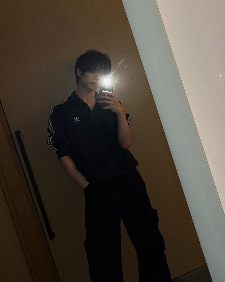 dearminguin's tweet image. au #chenji | creepin'

cl pensó que podía vivir fingiendo ser un alfa más; ser normal ante los ojos de todos. pero los cuerpos no mienten,
y js en rut no es algo que pueda evitar

¿podrían seguir siendo mejores amigos luego de conocer la verdad?