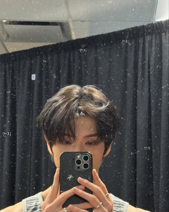 dearminguin's tweet image. au #chenji | creepin'

cl pensó que podía vivir fingiendo ser un alfa más; ser normal ante los ojos de todos. pero los cuerpos no mienten,
y js en rut no es algo que pueda evitar

¿podrían seguir siendo mejores amigos luego de conocer la verdad?