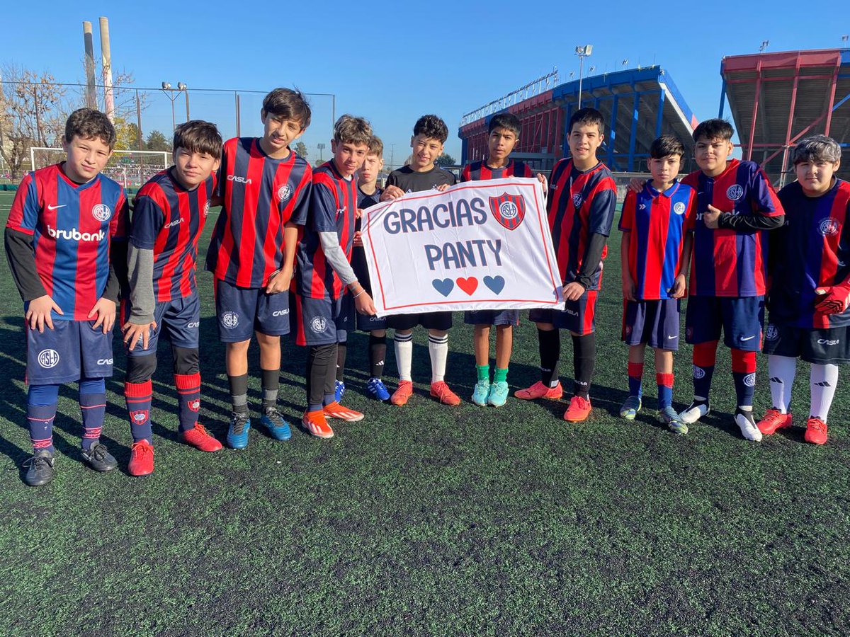 Sabado 30/11
La escuela de Futbol 11 Recibio a Velez Sarfield en la ciudad deportiva.
💙❤️💙💪⚽️🇦🇷🦅
Gracias <a href="/PMattellone/">PantyMattellone</a>  por la colaboracion  con la <a href="/CASLAESC_FUTBOL/">ESCUELA FUTBOL CASLA</a>  todos estos años💪⚽️💙❤️🇦🇷🦅