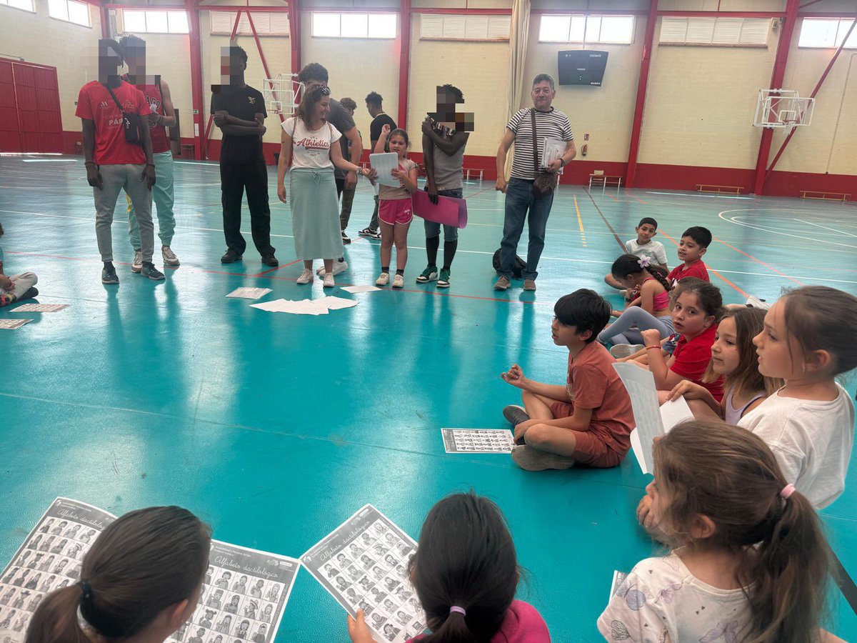 ceipcortesfront's tweet photo. Los niños/as de 1° y 2° de Primaria participaron en un taller organizado por los jóvenes del Centro MENA sobre la diversidad e inclusión de personas con discapacidad.
Crecer con conciencia y sensibilidad... es tan importante como leer y escribir.
@cortesdelafron @Malagaconvive https://t.co/BTIIfjlHTK