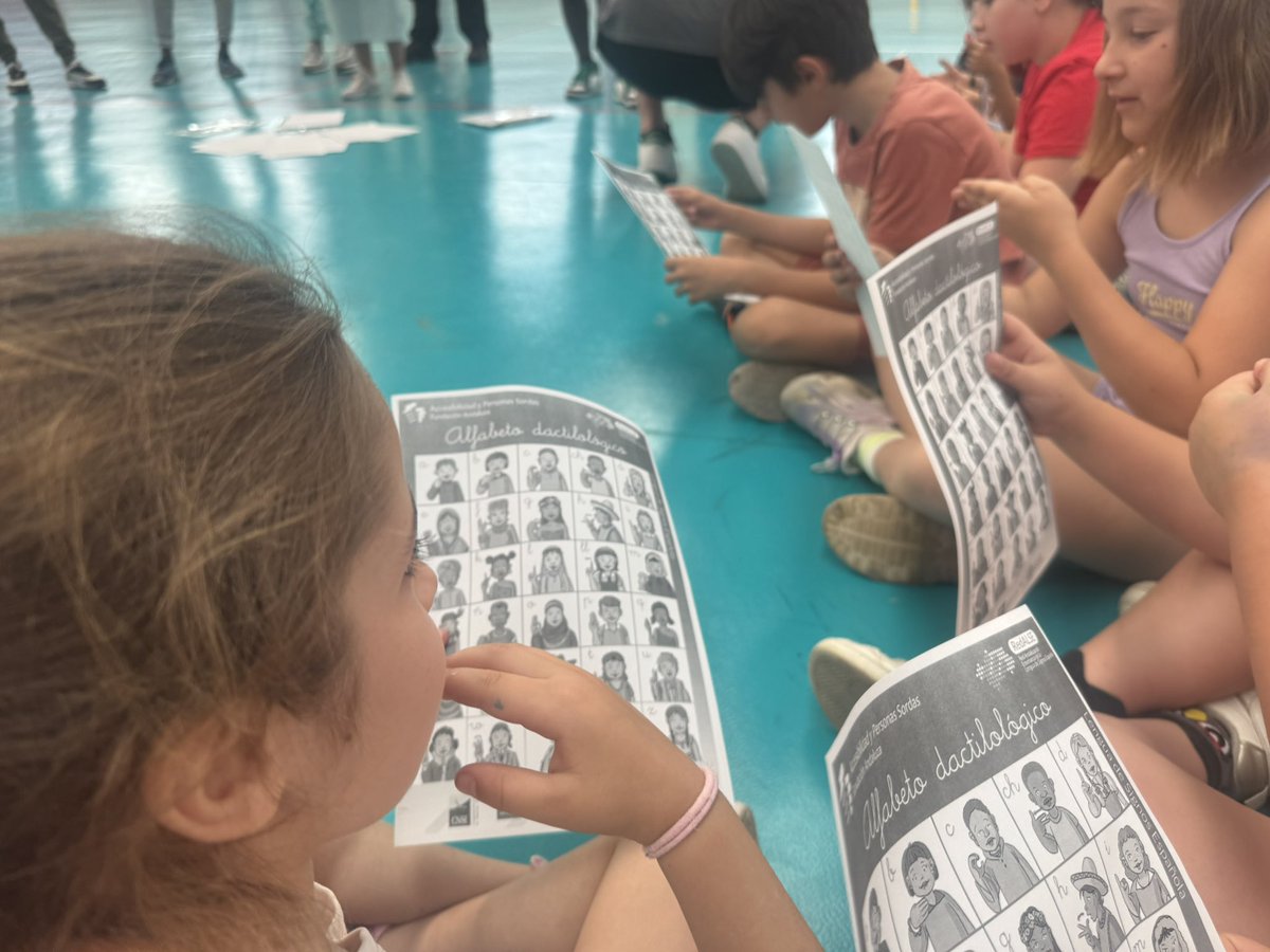 ceipcortesfront's tweet photo. Los niños/as de 1° y 2° de Primaria participaron en un taller organizado por los jóvenes del Centro MENA sobre la diversidad e inclusión de personas con discapacidad.
Crecer con conciencia y sensibilidad... es tan importante como leer y escribir.
@cortesdelafron @Malagaconvive https://t.co/BTIIfjlHTK