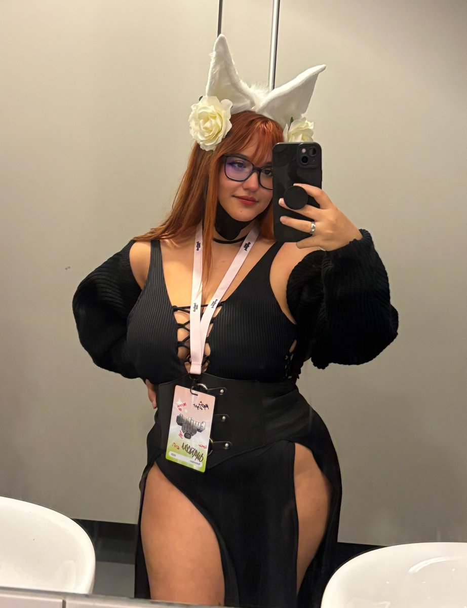 Day 1 of Twitchcon done :3
Loved meeting so many of youuu 
I was actually so shocked that so many people knew me QwQ