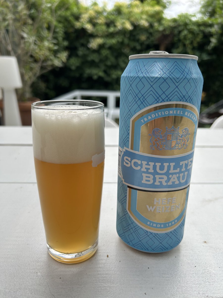 Nee, ik ben geen armoedzaaier.
Maar dit is gewoon leuk.
Een heerlijke hefe weizen van dat tokkiemerk.
Maar wel gebrouwen in Mönchengladbach.
Proost!