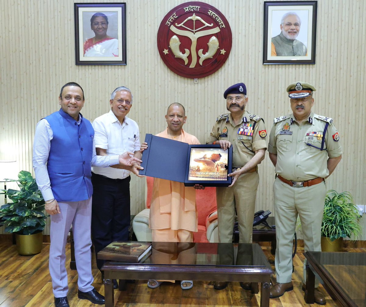 UP POLICE (@uppolice) on Twitter photo рдорд╛0 рдореБрдЦреНрдпрдордВрддреНрд░реА рдЙ0рдкреНрд░0, рд╢реНрд░реА рдпреЛрдЧреА рдЖрджрд┐рддреНрдпрдирд╛рде рдЬреА рджреНрд╡рд╛рд░рд╛ рдЕрдкрдиреЗ рдЖрд╡рд╛рд╕ рдкрд░ рдорд╣рд╛рдХреБрдореНрдн-2025 рдХреА рдЙрддреНрддрд░ рдкреНрд░рджреЗрд╢ рдкреБрд▓рд┐рд╕ рдХреЙрдлреА рдЯреЗрдмрд▓ рдмреБрдХ рдХрд╛ рд╡рд┐рдореЛрдЪрди рдХрд┐рдпрд╛ рдЧрдпрд╛ ред
рдЙрдкрд░реЛрдХреНрдд рдХреЙрдлреА рдЯреЗрдмрд▓ рдмреБрдХ рдХреЛ рдХреБрд▓ 11 рднрд╛рдЧреЛрдВ рдореЗрдВ рд╡рд┐рднрд╛рдЬрд┐рдд рдХрд┐рдпрд╛ рдЧрдпрд╛ рд╣реИ рдЬрд┐рд╕рдХреЗ рдкреНрд░рдердо рднрд╛рдЧ рдореЗ рдХреБрдореНрдн рдХреА рдЖрд╕реНрдерд╛ рдХреЗ рдЗрддрд┐рд╣рд╛рд╕, рджреНрд╡рд┐рддреАрдп рднрд╛рдЧ рдореЗрдВ рд╡рд┐рднрд┐рдиреНрди рдЕрдЦрд╛рдбрд╝реЛрдВ рдХреЗ рдорд╛0 рдореБрдЦреНрдпрдордВрддреНрд░реА рдЙ0рдкреНрд░0, рд╢реНрд░реА рдпреЛрдЧреА рдЖрджрд┐рддреНрдпрдирд╛рде рдЬреА рджреНрд╡рд╛рд░рд╛ рдЕрдкрдиреЗ рдЖрд╡рд╛рд╕ рдкрд░ рдорд╣рд╛рдХреБрдореНрдн-2025 рдХреА рдЙрддреНрддрд░ рдкреНрд░рджреЗрд╢ рдкреБрд▓рд┐рд╕ рдХреЙрдлреА рдЯреЗрдмрд▓ рдмреБрдХ рдХрд╛ рд╡рд┐рдореЛрдЪрди рдХрд┐рдпрд╛ рдЧрдпрд╛ ред
рдЙрдкрд░реЛрдХреНрдд рдХреЙрдлреА рдЯреЗрдмрд▓ рдмреБрдХ рдХреЛ рдХреБрд▓ 11 рднрд╛рдЧреЛрдВ рдореЗрдВ рд╡рд┐рднрд╛рдЬрд┐рдд рдХрд┐рдпрд╛ рдЧрдпрд╛ рд╣реИ рдЬрд┐рд╕рдХреЗ рдкреНрд░рдердо рднрд╛рдЧ рдореЗ рдХреБрдореНрдн рдХреА рдЖрд╕реНрдерд╛ рдХреЗ рдЗрддрд┐рд╣рд╛рд╕, рджреНрд╡рд┐рддреАрдп рднрд╛рдЧ рдореЗрдВ рд╡рд┐рднрд┐рдиреНрди рдЕрдЦрд╛рдбрд╝реЛрдВ рдХреЗ