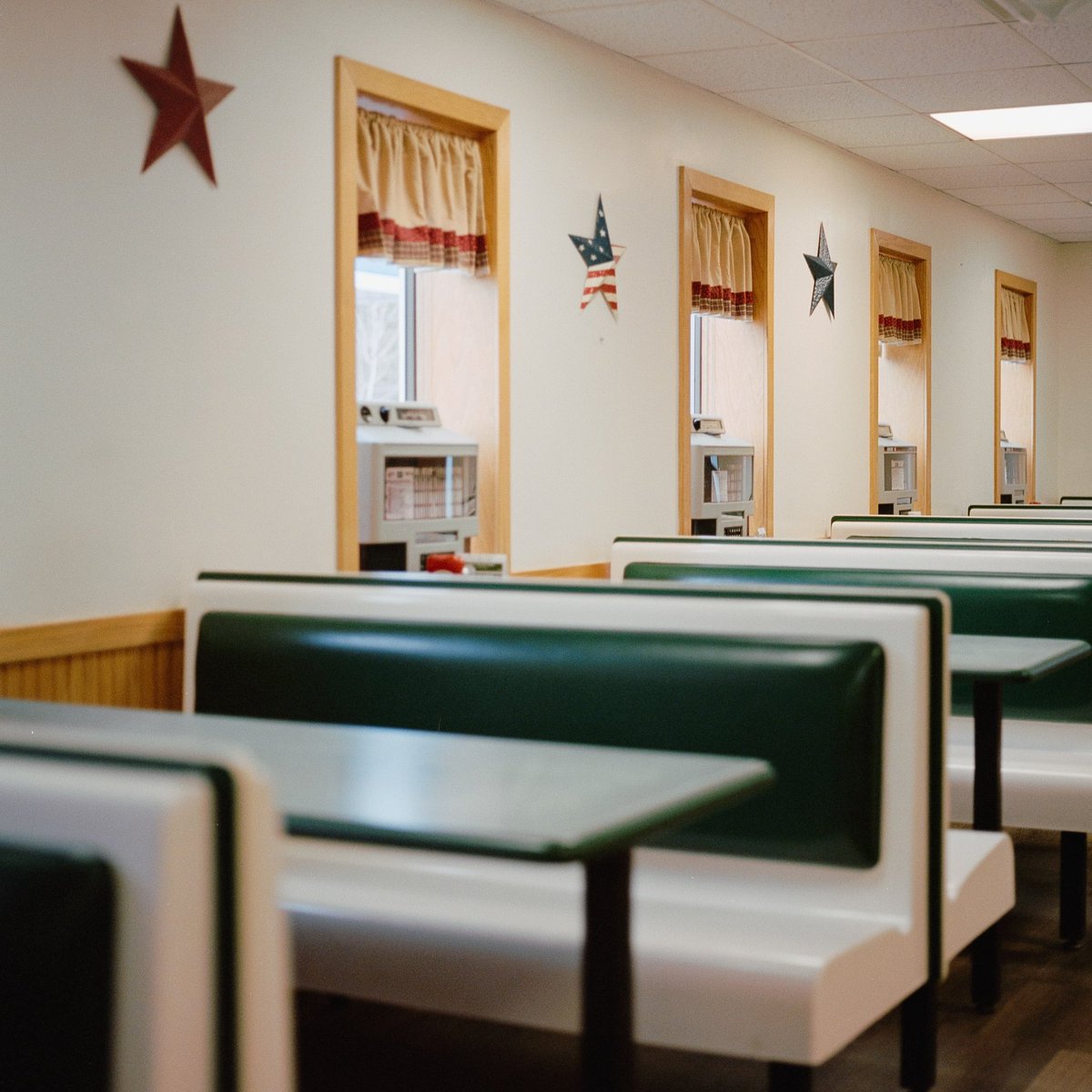 American Reminiscence 

Two diner photographs from the Northeast back in 2022. One from a small suburb of Massachusetts, and one from a rural gas station in Vermont.

Both available for .15 ETH on SuperRare

Link Below