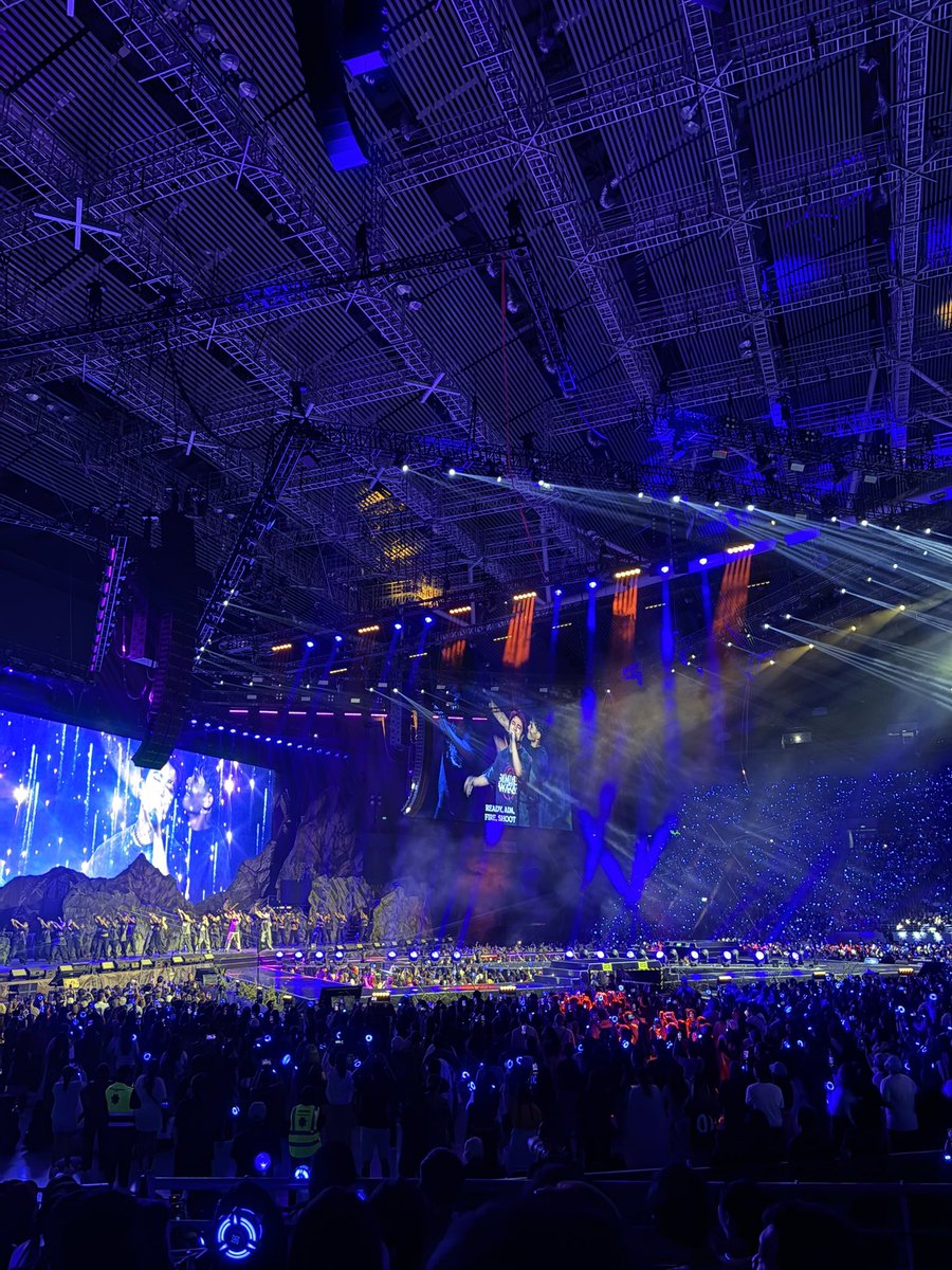 itsmeeeElla18's tweet photo. went to sb19 saw kick off as a non fan (i went as a chaperon and my grad gift to my minor brother)— and WOW, the production? Did not disappoint. No wonder one of the best ppops din sila. Kudos!! 

#SimulaAtWakas_WorldTourKickOff https://t.co/ycIvv3qkUa