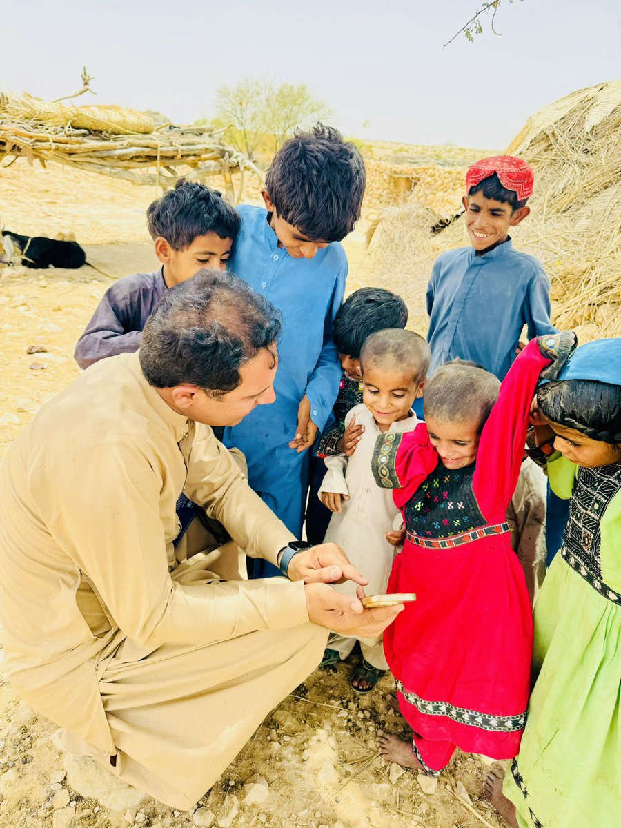 MansoorBuledi's tweet photo. While their smiles light up these pictures, the shadows of malnutrition quietly dim the lives they live. These children deserve more than just a moment of joy — they deserve a future of health, dignity, and opportunity.
#DeraBugti #PirKoh https://t.co/q6CI79DQWF