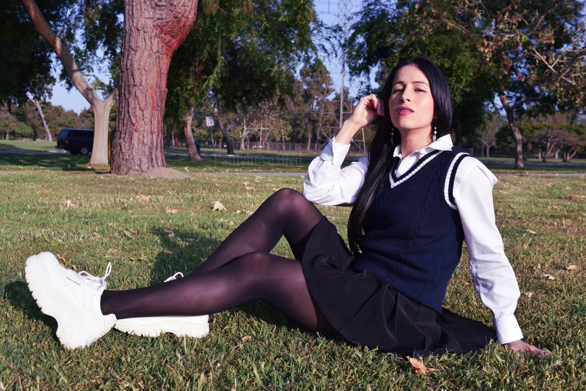 Stunning babe Isaura outdoors with her tights 🌳