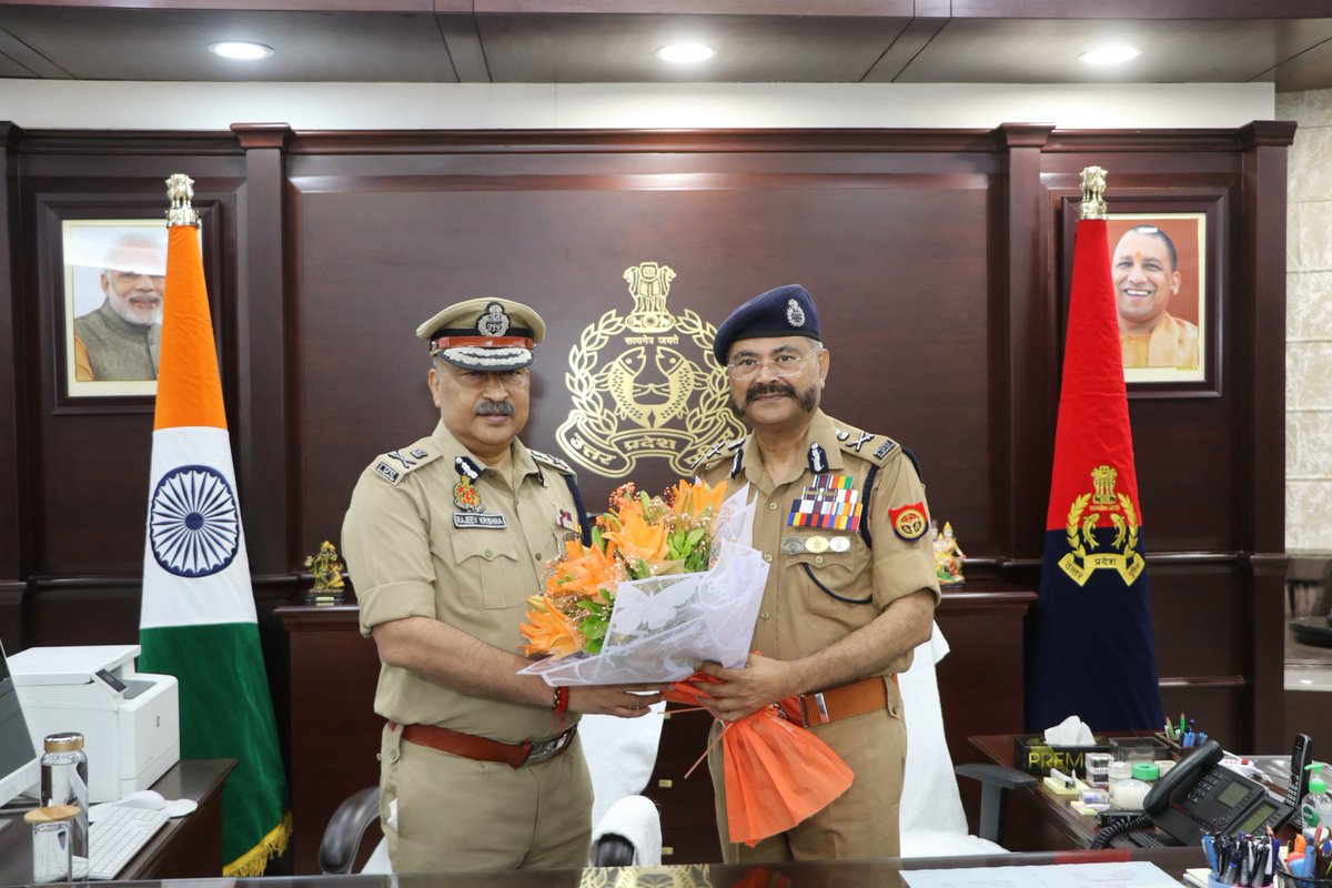 UP POLICE (@uppolice) on Twitter photo рдкреВрд░реНрд╡ рдкреБрд▓рд┐рд╕ рдорд╣рд╛рдирд┐рджреЗрд╢рдХ рдЙрддреНрддрд░ рдкреНрд░рджреЗрд╢, рд╢реНрд░реА рдкреНрд░рд╢рд╛рдиреНрдд рдХреБрдорд╛рд░ рджреНрд╡рд╛рд░рд╛ рдирд╡рд╛рдЧрдиреНрддреБрдХ рдкреБрд▓рд┐рд╕ рдорд╣рд╛рдирд┐рджреЗрд╢рдХ рдЙ0рдкреНрд░0, рд╢реНрд░реА рд░рд╛рдЬреАрд╡ рдХреГрд╖реНрдг рдорд╣реЛрджрдп рдХреЛ рдХрд╛рд░реНрдпрднрд╛рд░ рдЧреНрд░рд╣рдг рдХрд░рдиреЗ рдХреЗ рдЙрдкрд░рд╛рдиреНрдд рдкреБрд╖реНрдк рдЧреБрдЪреНрдЫ рджреЗрдХрд░ рднрд╡рд┐рд╖реНрдп рдХреЗ рд▓рд┐рдП рд╢реБрднрдХрд╛рдордирд╛рдПрдВ рджреА рдЧрдИред рдкреВрд░реНрд╡ рдкреБрд▓рд┐рд╕ рдорд╣рд╛рдирд┐рджреЗрд╢рдХ рдЙрддреНрддрд░ рдкреНрд░рджреЗрд╢, рд╢реНрд░реА рдкреНрд░рд╢рд╛рдиреНрдд рдХреБрдорд╛рд░ рджреНрд╡рд╛рд░рд╛ рдирд╡рд╛рдЧрдиреНрддреБрдХ рдкреБрд▓рд┐рд╕ рдорд╣рд╛рдирд┐рджреЗрд╢рдХ рдЙ0рдкреНрд░0, рд╢реНрд░реА рд░рд╛рдЬреАрд╡ рдХреГрд╖реНрдг рдорд╣реЛрджрдп рдХреЛ рдХрд╛рд░реНрдпрднрд╛рд░ рдЧреНрд░рд╣рдг рдХрд░рдиреЗ рдХреЗ рдЙрдкрд░рд╛рдиреНрдд рдкреБрд╖реНрдк рдЧреБрдЪреНрдЫ рджреЗрдХрд░ рднрд╡рд┐рд╖реНрдп рдХреЗ рд▓рд┐рдП рд╢реБрднрдХрд╛рдордирд╛рдПрдВ рджреА рдЧрдИред