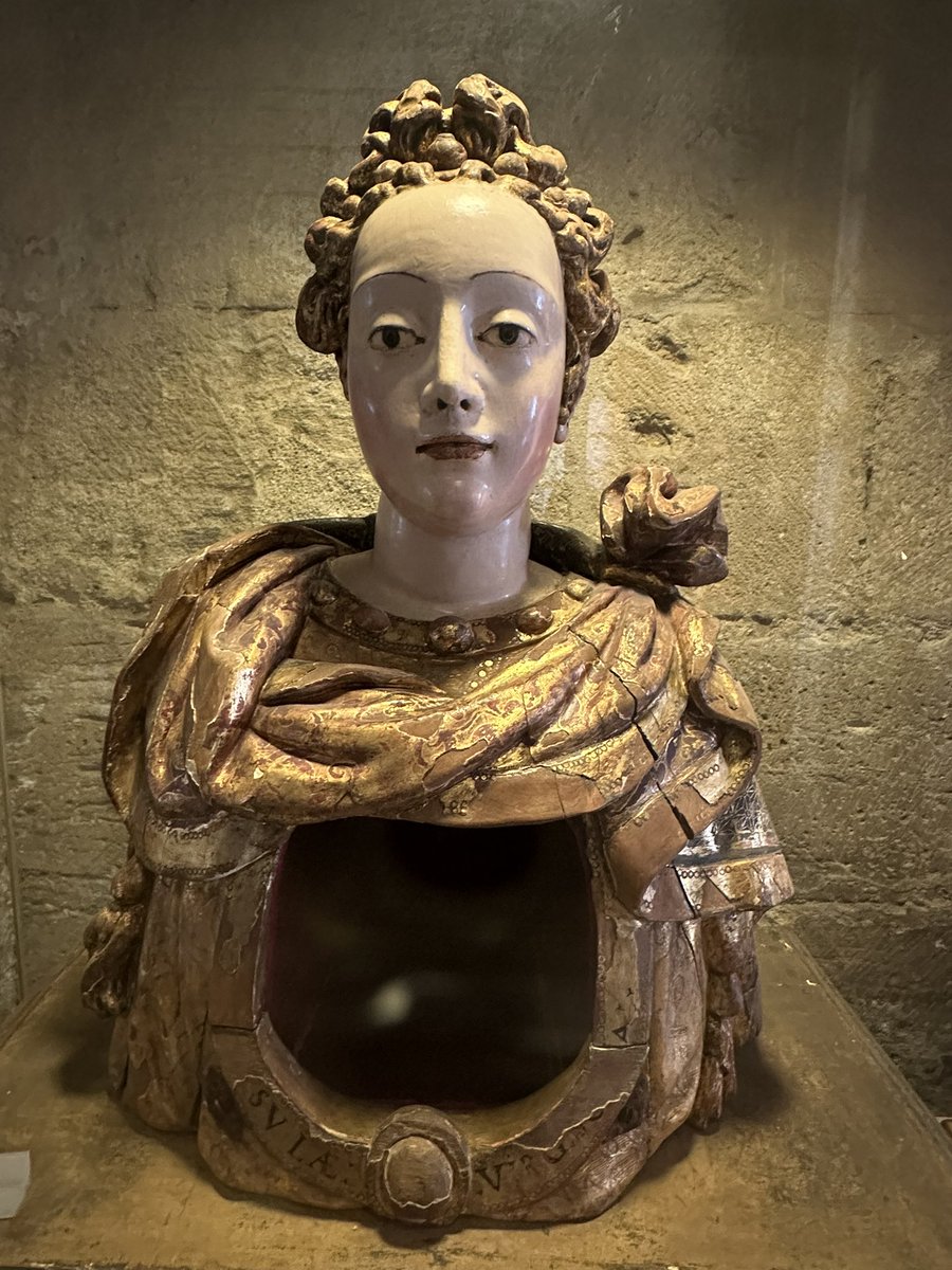 ENortonHistory's tweet image. A 17th or 18thC reliquary bust of St Ursula, on display in the treasury at Lisbon Cathedral #relics #reliquary #stursula #saintursula #lisbon #lisboncathedral