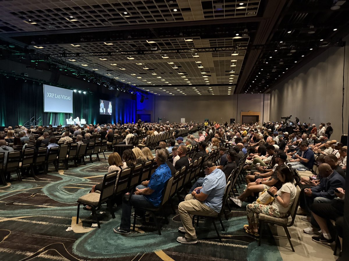 Matt_Hougan's tweet image. Flying home after a brief trip to speak at an XRP conference in Vegas. 1pm on a Saturday and the room was packed (~1000 people). Impressive.