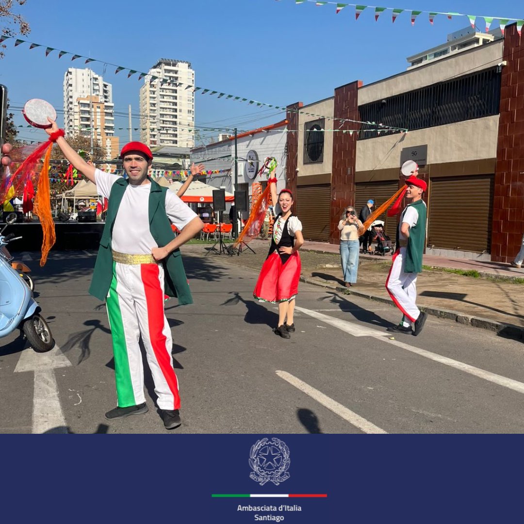 Emb.<a href="/ValeriaBiagiott/">Valeria Biagiotti</a> y Alcalde <a href="/MuniNunoa/">Municipalidad de Ñuñoa</a> <a href="/sebastiansichel/">Sebastián Sichel</a> dieron el puntapié a las celebraciones de la Fiesta de la República 🇮🇹 en Barrio Italia Ñuñoa. Con bailes, gastronomía y cultura,los transeúntes pudieron así saludar a Italia ¡en el aniversario 79 de su vida republicana!