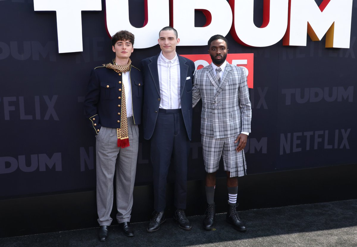 MEUS MENINOS!!!!!!!!! 

O elenco de Stranger Things chegou pro #TUDUM.