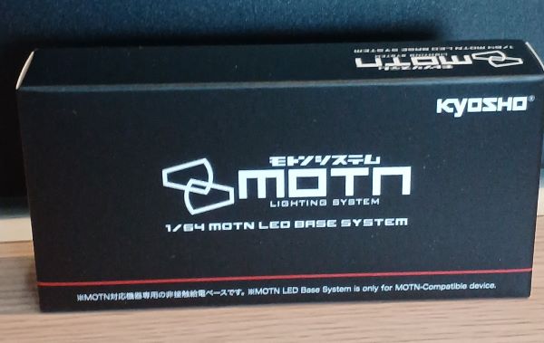 shadow1886's tweet image. 京商の新製品です
MOTNニスモ R34 GT-R Z-tune LED搭載 パープル　3,850円　ヘッドライト＆ストップランプ点灯
こちらをご購入していただくと更に楽しめます
MOTN　LED　ベースシステム　（非接触式給電ベース）　2,750円ご来店お待ちしております
#ニスモR34
#Ztune