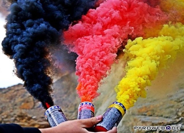 Schwarz Rot Goldenes Feuerwerk ÜBERALL, seht ihr es auch?