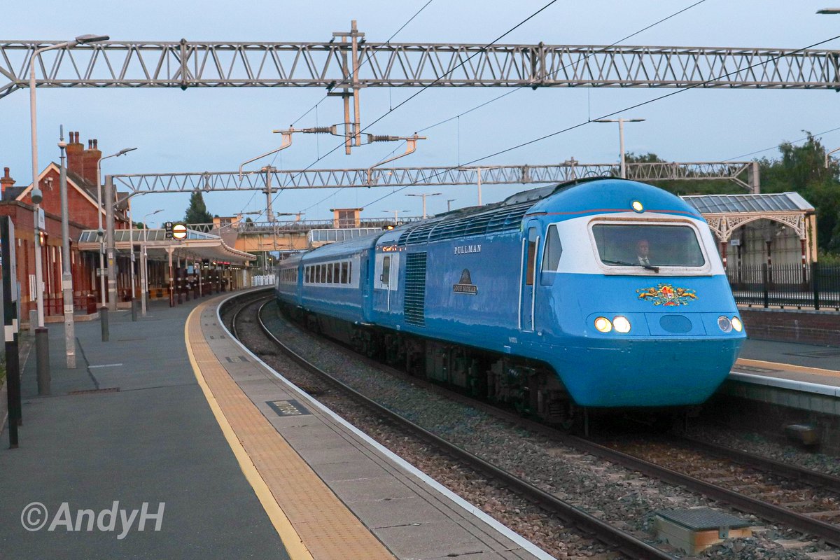 holtona72's tweet photo. A late evening arrival for #HighSpeedSaturday pt.2 as @LocoServicesGrp 'Torbay Riviera Pullman' #HST arrives into Kettering in the very last of the day's light. 43050 'Loch Morar' leading the return leg as 1Z21 15.26 Paignton to Nottingham. #LSL #MML #MidlandPullman 31/5/25 https://t.co/n2gxkP1R1r